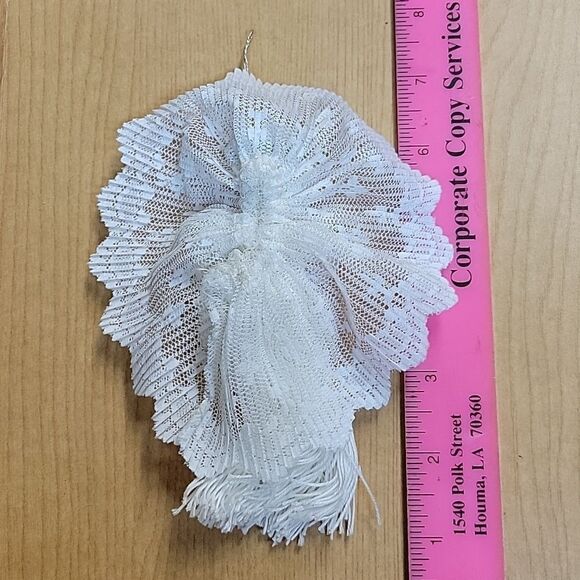 Vtg. 20 Victorian lace hand made snowflake & angel ornaments, &vtg. bead garland - Picture 5 of 12